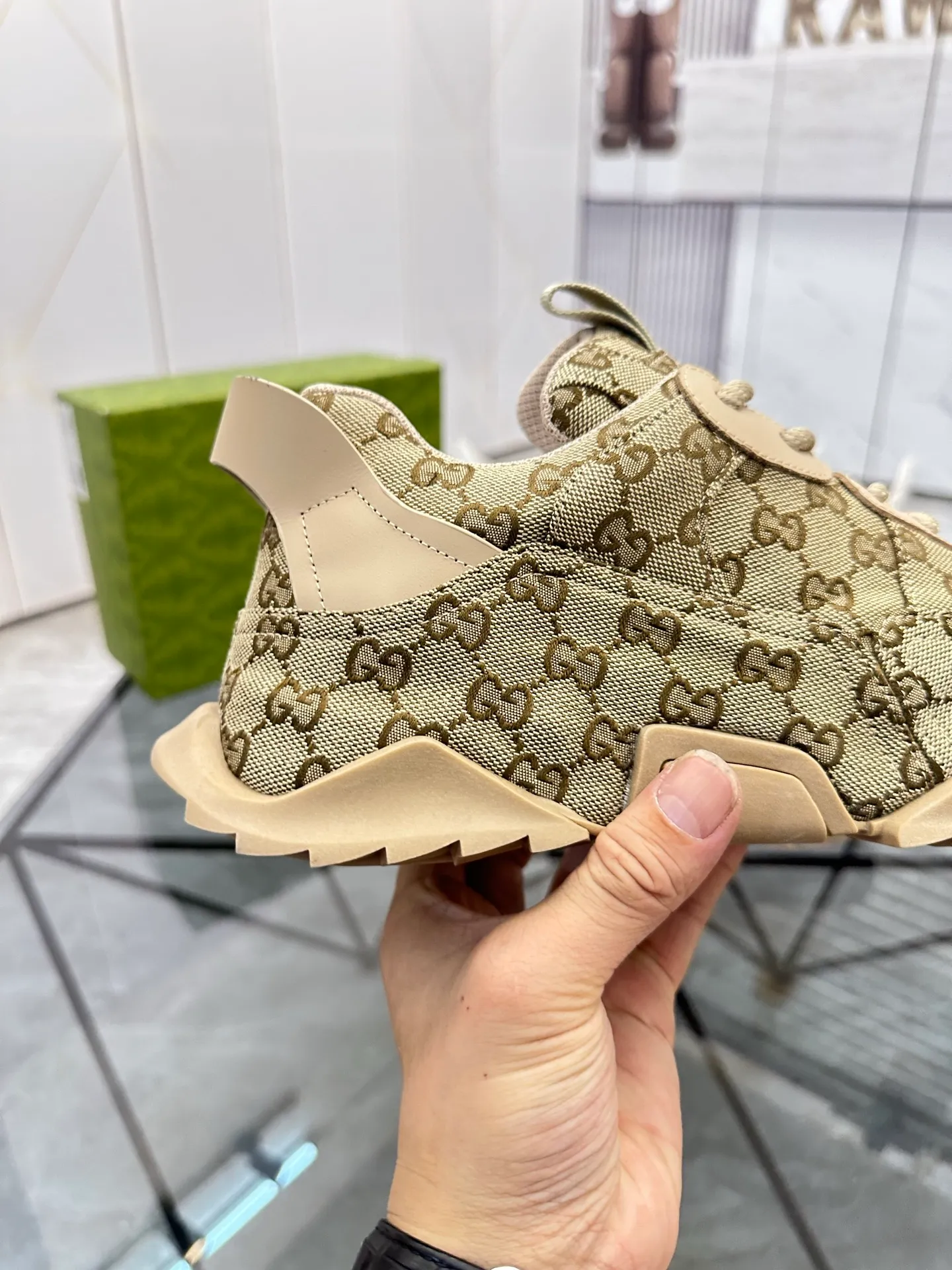 Men's shoes for sale 💰: 💰P580¥ Product trademark: Gucci* "Gucci*" low-top casual shoes Regular size: 38-45 (can be customized to 46) Large size Product materials: Upper imported cowhide stitching original material, breathable lining, original outsole. No.: 0008